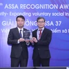 Bảo hiểm xã hội Việt Nam được trao giải thưởng của Chủ tịch ASSA về hạng mục “Tiếp tục cải tiến” với nội dung “Bảo hiểm xã hội Việt Nam phát triển đối tượng tham gia bảo hiểm xã hội tự nguyện”. (Ảnh: PV/Vietnam+)