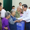 Bộ trưởng Đào Ngọc Dung trao tặng quà cho các gia đình chính sách, người có công. (Ảnh: PV/Vietnam+)
