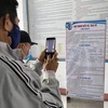 Hành khách tìm kiếm thông tin về quy định, thủ tục đổi trả vé tàu tại ga Sài Gòn. (Ảnh minh họa: Tiến Lực/TTXVN)