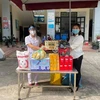 Trao phần quà hỗ trợ của Quỹ Bảo trợ trẻ em Việt Nam cho học sinh bị cách ly tại Điện Biên. (Ảnh: PV/Vietnam+)