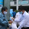 Hỗ trợ người lao động bị ảnh hưởng bởi dịch COVID-19 tại TP Hồ Chí Minh. (Ảnh: Thanh Vũ/TTXVN)