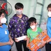 Liên đoàn lao động tỉnh Bình Dương tặng quà cho con công nhân lao động mồ côi do COVID-19. (Ảnh: PV/Vietnam+)