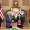 Trao đổi “Bản ghi nhớ về tuyển dụng, việc làm và hồi hương lao động giữa Chính phủ Việt Nam và Chính phủ Malaysia”. (Ảnh: PV/Vietnam+)
