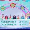 Thủ tướng Phạm Minh Chính và các đại biểu thực hiện nghi thức phát động Tháng hành động vì trẻ em và khai mạc hè năm 2022. (Ảnh: Dương Giang/TTXVN)