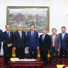 Bộ trưởng Bộ Lao động-Thương binh và Xã hội Đào Ngọc Dung và ông Nakatani Gen, Trợ lý Thủ tướng Nhật Bản trao đổi về các chương trình hợp tác về nguồn nhân lực. (Ảnh: PV/Vietnam+)