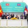 Bộ trưởng Bộ Lao động-Thương binh và Xã hội Đào Ngọc Dung (trái) ký kết Bản ghi nhớ hợp tác trong lĩnh vực lao động với Bộ trưởng Bộ Lao động và Đào tạo nghề Campuchia Ith Samheng. (Ảnh: PV/Vietnam+)