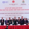 Ký kết Bản ghi nhớ về thực hiện Chương trình Better Work giai đoạn 2023-2027. (Ảnh: PV/Vietnam+)