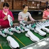 Da giày là một trong những ngành có phải cắt giảm lao động lớn. (Ảnh minh hoạ: Trần Lê Lâm/TTXVN)