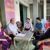 Cán bộ bảo hiểm xã hội tại Trà Vinh tư vấn về chính sách bảo hiểm cho người dân. (Ảnh: PV/Vietnam+