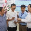 Trao giấy khai sinh và thẻ bảo hiểm y tế theo dịch vụ công liên thông giữa cơ sở dữ liệu về hộ tịch và bảo hiểm. (Ảnh minh họa: PV/Vietnam+)