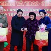 Thủ tướng Phạm Minh Chính tặng quà Tết cho người có công tại tỉnh Cao Bằng. (Ảnh: Dương Giang/TTXVN) 