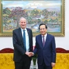 Bộ trưởng Bộ Lao động-Thương binh và Xã hội Đào Ngọc Dung và ông Yaron Mayer, Đại sứ Israel tại Việt Nam. (Ảnh: PVVietnam+)