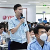 Người lao động đặt câu hỏi đối thoại với lãnh đạo thành phố Hà Nội. (Ảnh: PV/Vietnam+)
