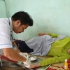 Nhân viên y tế tại Trạm y tế xã Quảng Phương (Quảng Trạch, Quảng Bình) khám chữa bệnh cho người dân. (Ảnh minh hoạ: T.G/Vietnam+)