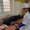 Nhân viên y tế tại trạm y tế xã khám sức khỏe cho người dân. (Ảnh: T.G/Vietnam+)