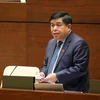 Bộ trưởng Bộ Kế hoạch và Đầu tư Nguyễn Chí Dũng giải trình, làm rõ một số vấn đề đại biểu Quốc hội nêu. (Ảnh: An Đăng/TTXVN)