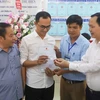 Trao giấy khai sinh và thẻ bảo hiểm y tế theo dịch vụ công liên thông. (Ảnh: PV/Vietnam+)