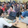 Cơ quan bưu điện tổ chức chi trả lương hưu cho người lao động. (Ảnh: PV/Vietnam+)