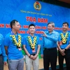Phó Chủ tịch Thường trực Tổng Liên đoàn lao động Việt Nam Trần Thanh Hải trò chuyện với công nhân tiêu biểu được trao tặng Giải thưởng Nguyễn Đức Cảnh lần thứ IV năm 2023. (Ảnh: PV/Vietnam+)