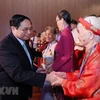 Thủ tướng Phạm Minh Chính thăm hỏi, tặng quà cho các Bà Mẹ Việt Nam Anh hùng. (Ảnh: Dương Giang/TTXVN)