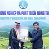 Thứ trưởng Bộ Nông nghiệp và Phát triển Nông thôn Trần Thanh Nam tặng quà lưu niệm là sản phẩm OCOP cho đại diện đại diện đoàn làm việc của Saudi Arabia. (Ảnh: Vietnam+)