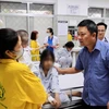 Ông Tô Đức, Cục trưởng Cục Bảo trợ Xã hội (Bộ Lao động-Thương binh và Xã hội) thăm hỏi, chia sẻ, động viên các trẻ em và người nhà tại Khoa nhi, Bệnh viện Bạch Mai. (Ảnh: PV/Vietnam+)