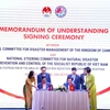  Bộ trưởng Lê Minh Hoan và Đại tướng Kun Kim, Bộ trưởng cấp cao đại diện Campuchia ký kết Biên bản ghi nhớ hợp tác.(Ảnh: Vietnam+)