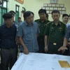 Thứ trưởng Bộ Nông nghiệp và Phát triển Nông thôn Nguyễn Hoàng Hiệp nghe lãnh đạo tỉnh Quảng Nam báo cáo công tác tìm kiếm cứu nạn người mất tích. (Ảnh: Vietnam+)