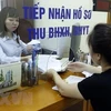 Tiếp nhận hồ sơ, giải quyết chế độ bảo hiểm xã hội cho người lao động. (Ảnh: TTXVN)