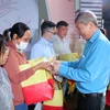 Phó Chủ tịch thường trực Tổng Liên đoàn Lao động Việt Nam Trần Thanh Hải tặng quà cho công nhân lao động có hoàn cảnh đặc biệt khó khăn. (Ảnh: Thanh Vũ/TTXVN)