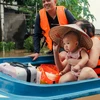 Sơ tán trẻ em tại các nơi bị ảnh hưởng bởi mưa lũ đến nơi an toàn. (Ảnh: UNICEF)