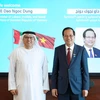 Bộ trưởng Đào Ngọc Dung và Bộ trưởng Bộ trưởng Bộ Nguồn Nhân lực UAE Abdulrahman Abdulmannan Al-Awar.