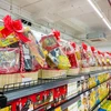 Tại các trung tâm thương mại, siêu thị đã lên kệ những mẫu giỏ quà Tết với đa dạng các sản phẩm, mẫu mã khác nhau. (Ảnh: PV/Vietnam+)