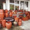 Những sản phẩm gốm mỹ nghệ của nghệ nhân làng nghề Quyết Thành. (Ảnh: PV/Vietnam+)