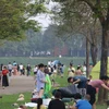 Người dân Thủ đô đổ xô tới công viên Yên Sở cắm trại dịp nghỉ lễ 30/4