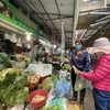 Giá rau tăng mạnh tại các chợ khiến người tiêu dùng không khỏi 'chóng mặt.' (Ảnh: Minh Hiếu/Vietnam+)