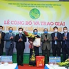 Giải thưởng lớn nhất của chương trình thuộc về chị Nguyễn Thị Thu Oanh thuộc Tổ môi trường số 8, Công ty TNHH MTV Môi trường đô thị Hà Nội. (Ảnh: PV/Vietnam+)