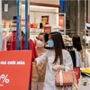 Các trung tâm thương mại, siêu thị đang tung vô vàn các chương trình khuyến mãi, giảm giá sản phẩm để kích cầu người dân mua sắm. (Ảnh: PV/Vietnam+)