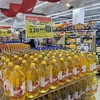 Nhiều mặt hàng tiêu dùng tại các siêu thị đang được giảm giá sâu. (Ảnh: Minh Hiếu/Vietnam+)