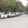 Người dân Thủ đô xếp hàng dài ôtô chờ đăng kiểm dịp cận Tết Nguyên đán