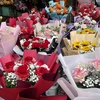 Thị trường hoa tươi bắt đầu sôi động, giá tăng cao trước thềm lễ 8/3. (Ảnh: Minh Hiếu/Vietnam+)