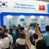 Các gian hàng về sản phẩm, dịch vụ liên quan đến công nghiệp nước của Hàn Quốc thu hút khách tham quan tại triển lãm. (Ảnh: Minh Hiếu/Vietnam+)