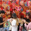 Người dân Thủ đô năm nay chú trọng quan tâm đến các sản phẩm đồ chơi Trung Thu truyền thống, hoài niệm dân gian xưa. (Ảnh: Minh Hiếu/Vietnam+)