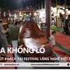 Giày da khổng lồ hút khách tại Festival làng nghề Việt Nam 2023 