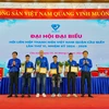 Phó bí thư thường trực Thành đoàn Hà Nội Nguyễn Đức Tiến trao Huy hiệu Tuổi trẻ dũng cảm cho 4 thanh niên cứu người trong vụ cháy tại quận Cầu Giấy. (Ảnh: PV/Vietnam+)