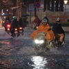 Hà Nội: Mưa lớn bất ngờ, người dân chật vật lội nước trở về nhà