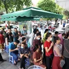 Hà Nội: Người dân đội nắng, xếp hàng mua vàng đông nghịt tại các ngân hàng