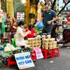 Người dân đi chợ sớm mua đồ cúng cho dịp Tết Đoan Ngọ. (Ảnh: Minh Hiếu/Vietnam+)