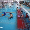 Cho trẻ học bơi từ sớm là cách hữu hiệu để phòng chống đuối nước. (Ảnh: Tuấn Hùng/Vietnam+)