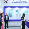 Đại diện doanh nghiệp Hàn Quốc giới thiệu sản phẩm tới các đại biểu tại triển lãm ENTECH Hanoi 2024. (Ảnh: Minh Hiếu/Vietnam+)